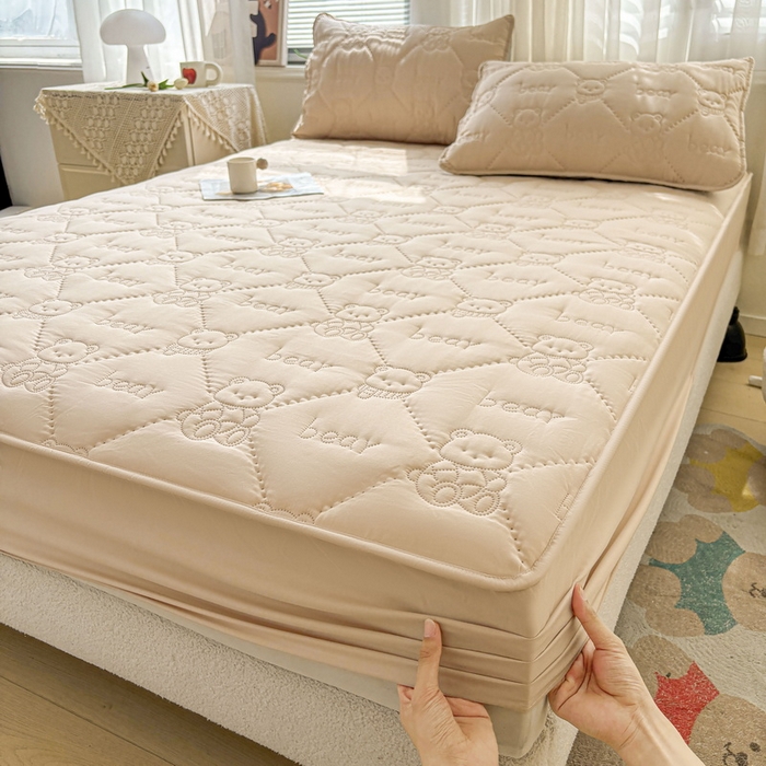 91家纺网 家纺一手货源 找家纺 LIFE.丽芙 2025新款磨毛单件超声波小熊夹棉床笠三件套 小熊夹棉床笠-奶茶