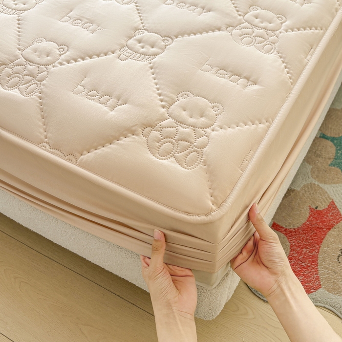 91家纺网 家纺一手货源 找家纺 LIFE.丽芙 2025新款磨毛单件超声波小熊夹棉床笠三件套 小熊夹棉床笠-奶茶