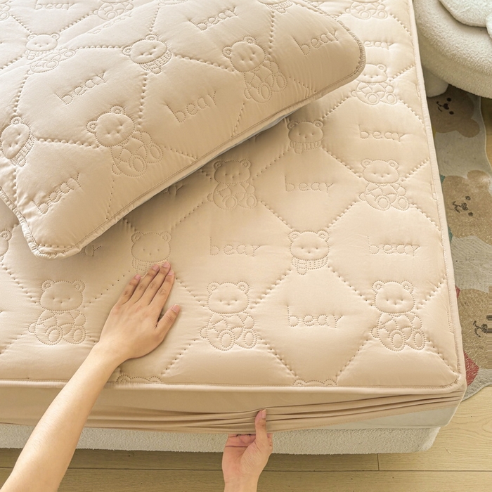 91家纺网 家纺一手货源 找家纺 LIFE.丽芙 2025新款磨毛单件超声波小熊夹棉床笠三件套 小熊夹棉床笠-奶茶