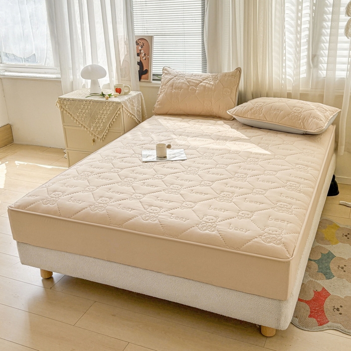 91家纺网 家纺一手货源 找家纺 LIFE.丽芙 2025新款磨毛单件超声波小熊夹棉床笠三件套 小熊夹棉床笠-奶茶