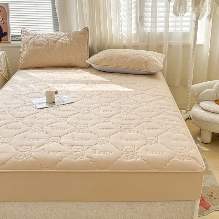 91家纺网 家纺一手货源 找家纺 LIFE.丽芙 2025新款磨毛单件超声波小熊夹棉床笠三件套 小熊夹棉床笠-奶茶