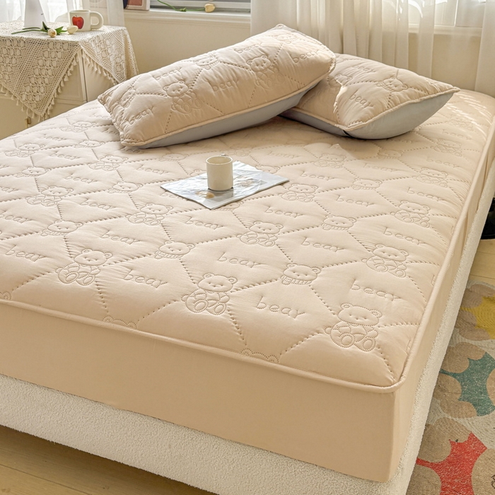 91家纺网 家纺一手货源 找家纺 LIFE.丽芙 2025新款磨毛单件超声波小熊夹棉床笠三件套 小熊夹棉床笠-奶茶