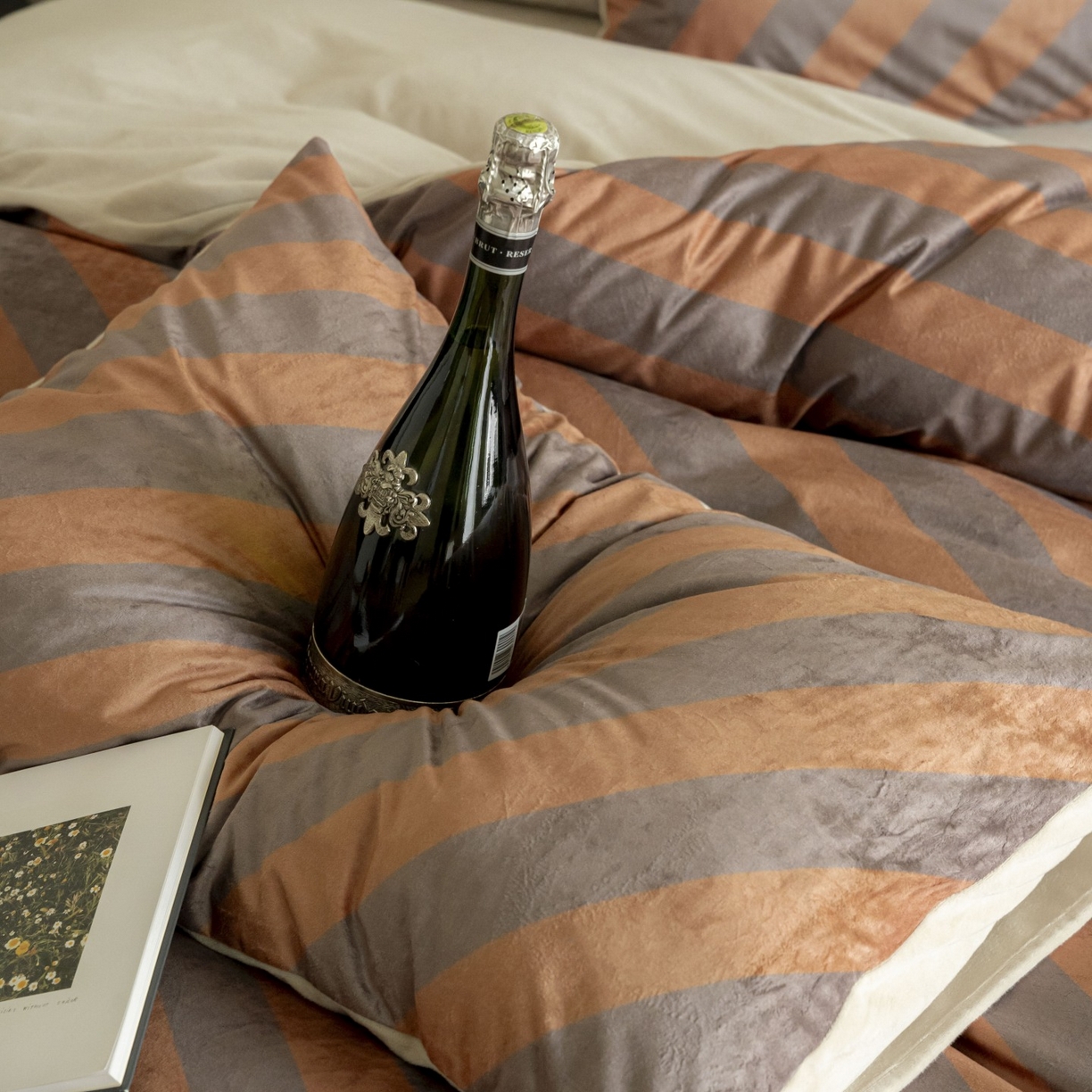 91家纺网 家纺一手货源 找家纺 （总）ONE TWO ONE 121 2025新款轻奢新法式德芙绒宝宝绒婴儿绒短毛绒牛奶绒四件套床单被套-斑驳与咖