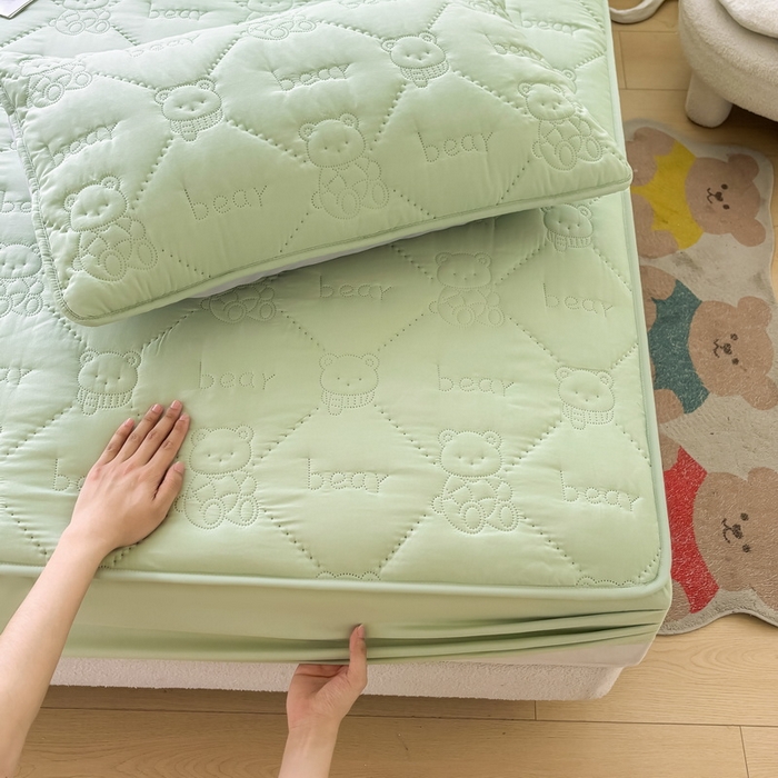 91家纺网 家纺一手货源 找家纺 LIFE.丽芙 2025新款磨毛单件超声波小熊夹棉床笠三件套 小熊夹棉床笠-松石绿