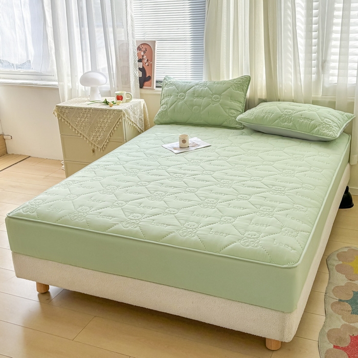 91家纺网 家纺一手货源 找家纺 LIFE.丽芙 2025新款磨毛单件超声波小熊夹棉床笠三件套 小熊夹棉床笠-松石绿