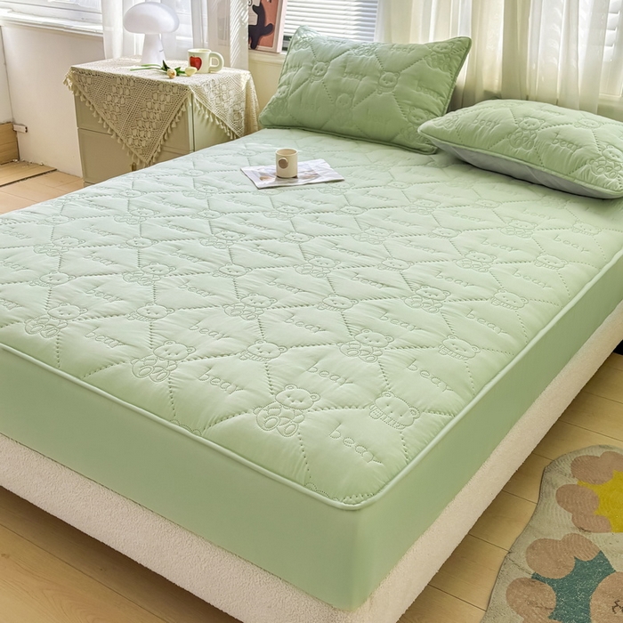 91家纺网 家纺一手货源 找家纺 LIFE.丽芙 2025新款磨毛单件超声波小熊夹棉床笠三件套 小熊夹棉床笠-松石绿