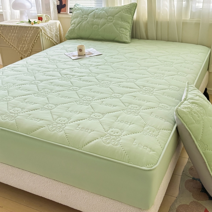 91家纺网 家纺一手货源 找家纺 LIFE.丽芙 2025新款磨毛单件超声波小熊夹棉床笠三件套 小熊夹棉床笠-松石绿