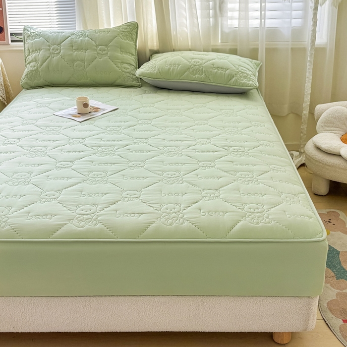 91家纺网 家纺一手货源 找家纺 LIFE.丽芙 2025新款磨毛单件超声波小熊夹棉床笠三件套 小熊夹棉床笠-松石绿