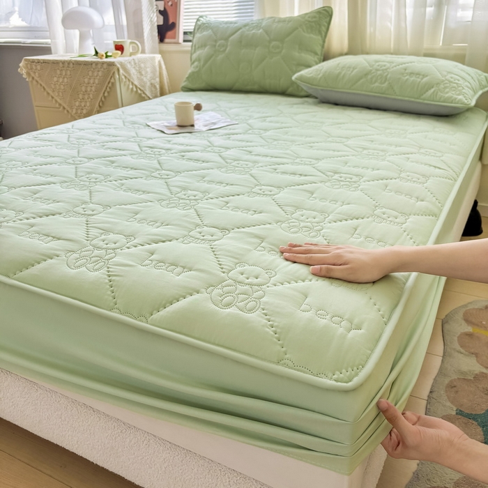 91家纺网 家纺一手货源 找家纺 LIFE.丽芙 2025新款磨毛单件超声波小熊夹棉床笠三件套 小熊夹棉床笠-松石绿