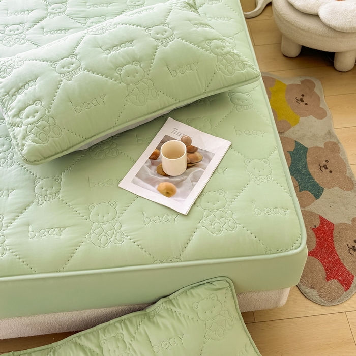 91家纺网 家纺一手货源 找家纺 LIFE.丽芙 2025新款磨毛单件超声波小熊夹棉床笠三件套 小熊夹棉床笠-松石绿