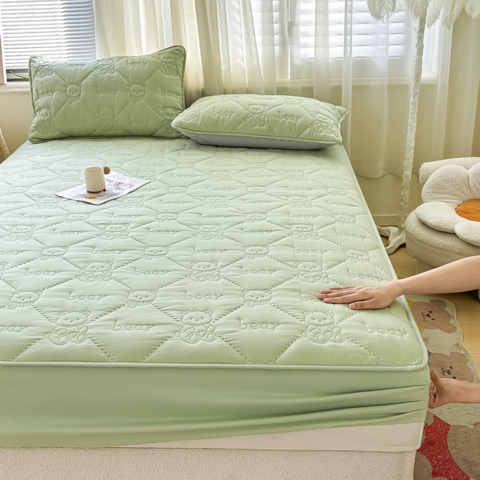 91家纺网 家纺一手货源 找家纺 LIFE.丽芙 2025新款磨毛单件超声波小熊夹棉床笠三件套 小熊夹棉床笠-松石绿