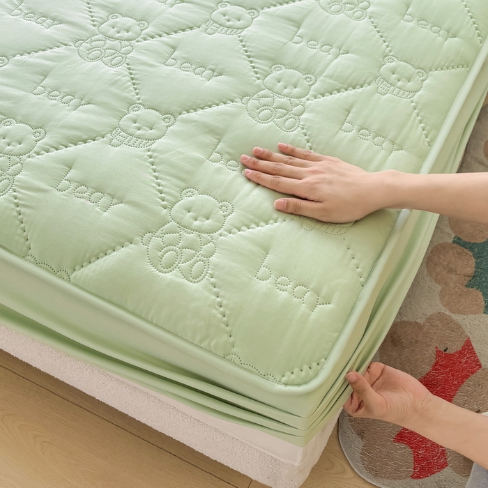 91家纺网 家纺一手货源 找家纺 LIFE.丽芙 2025新款磨毛单件超声波小熊夹棉床笠三件套 小熊夹棉床笠-松石绿