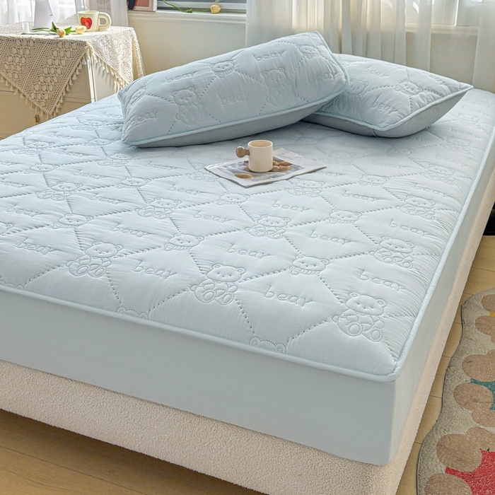 91家纺网 家纺一手货源 找家纺 LIFE.丽芙 2025新款磨毛单件超声波小熊夹棉床笠三件套 小熊夹棉床笠-天空蓝