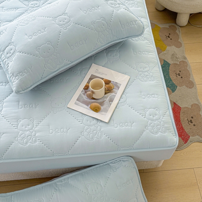 91家纺网 家纺一手货源 找家纺 LIFE.丽芙 2025新款磨毛单件超声波小熊夹棉床笠三件套 小熊夹棉床笠-天空蓝