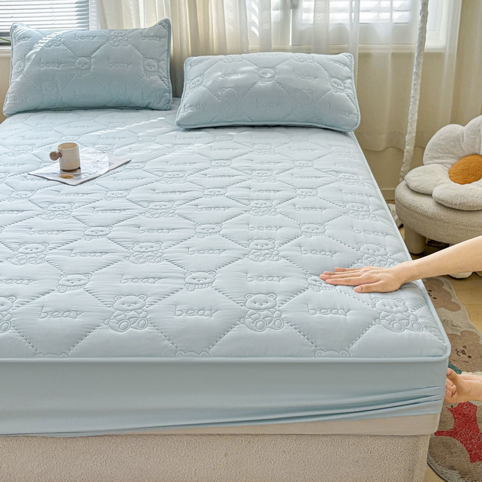 91家纺网 家纺一手货源 找家纺 LIFE.丽芙 2025新款磨毛单件超声波小熊夹棉床笠三件套 小熊夹棉床笠-天空蓝