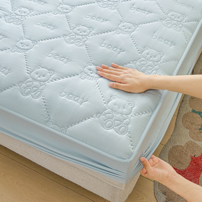 91家纺网 家纺一手货源 找家纺 LIFE.丽芙 2025新款磨毛单件超声波小熊夹棉床笠三件套 小熊夹棉床笠-天空蓝