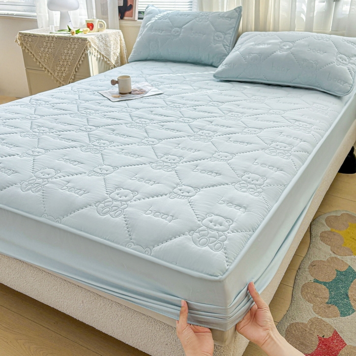 91家纺网 家纺一手货源 找家纺 LIFE.丽芙 2025新款磨毛单件超声波小熊夹棉床笠三件套 小熊夹棉床笠-天空蓝