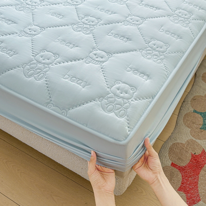 91家纺网 家纺一手货源 找家纺 LIFE.丽芙 2025新款磨毛单件超声波小熊夹棉床笠三件套 小熊夹棉床笠-天空蓝