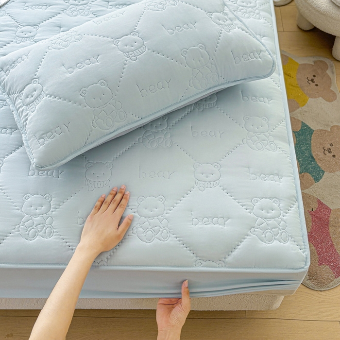 91家纺网 家纺一手货源 找家纺 LIFE.丽芙 2025新款磨毛单件超声波小熊夹棉床笠三件套 小熊夹棉床笠-天空蓝