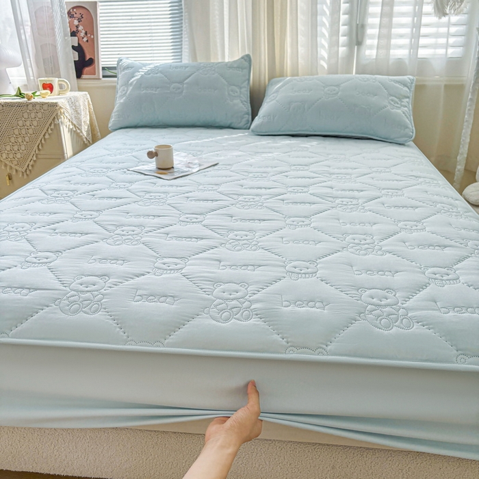 91家纺网 家纺一手货源 找家纺 LIFE.丽芙 2025新款磨毛单件超声波小熊夹棉床笠三件套 小熊夹棉床笠-天空蓝