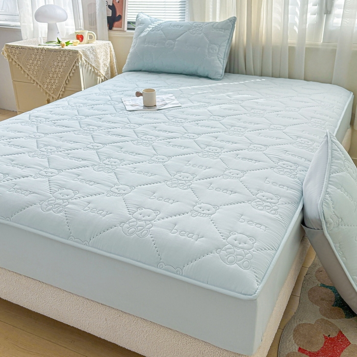 91家纺网 家纺一手货源 找家纺 LIFE.丽芙 2025新款磨毛单件超声波小熊夹棉床笠三件套 小熊夹棉床笠-天空蓝