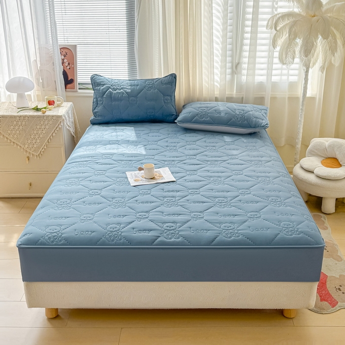 91家纺网 家纺一手货源 找家纺 LIFE.丽芙 2025新款磨毛单件超声波小熊夹棉床笠三件套 小熊夹棉床笠-宾利蓝