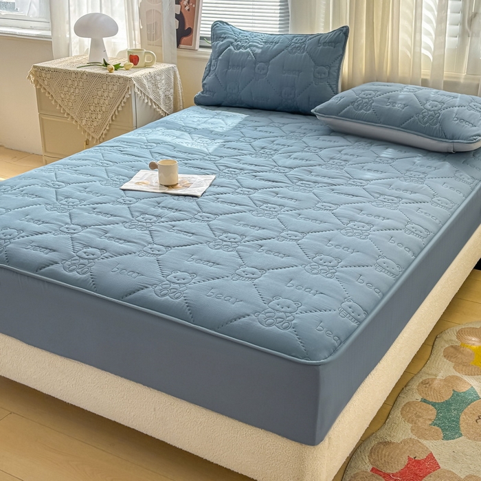 91家纺网 家纺一手货源 找家纺 LIFE.丽芙 2025新款磨毛单件超声波小熊夹棉床笠三件套 小熊夹棉床笠-宾利蓝