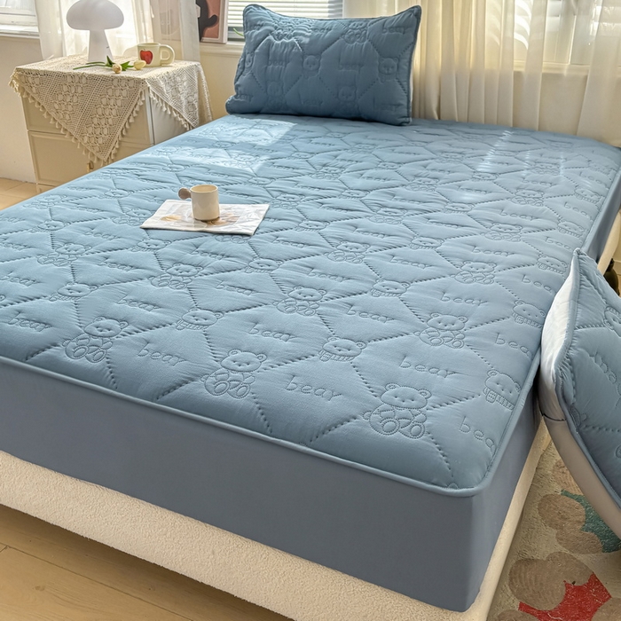 91家纺网 家纺一手货源 找家纺 LIFE.丽芙 2025新款磨毛单件超声波小熊夹棉床笠三件套 小熊夹棉床笠-宾利蓝