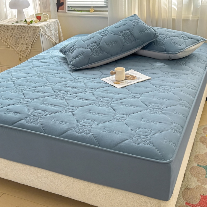 91家纺网 家纺一手货源 找家纺 LIFE.丽芙 2025新款磨毛单件超声波小熊夹棉床笠三件套 小熊夹棉床笠-宾利蓝