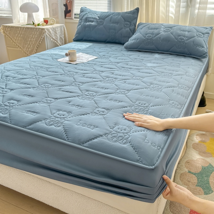 91家纺网 家纺一手货源 找家纺 LIFE.丽芙 2025新款磨毛单件超声波小熊夹棉床笠三件套 小熊夹棉床笠-宾利蓝