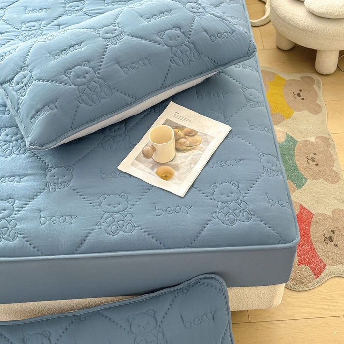 91家纺网 家纺一手货源 找家纺 LIFE.丽芙 2025新款磨毛单件超声波小熊夹棉床笠三件套 小熊夹棉床笠-宾利蓝