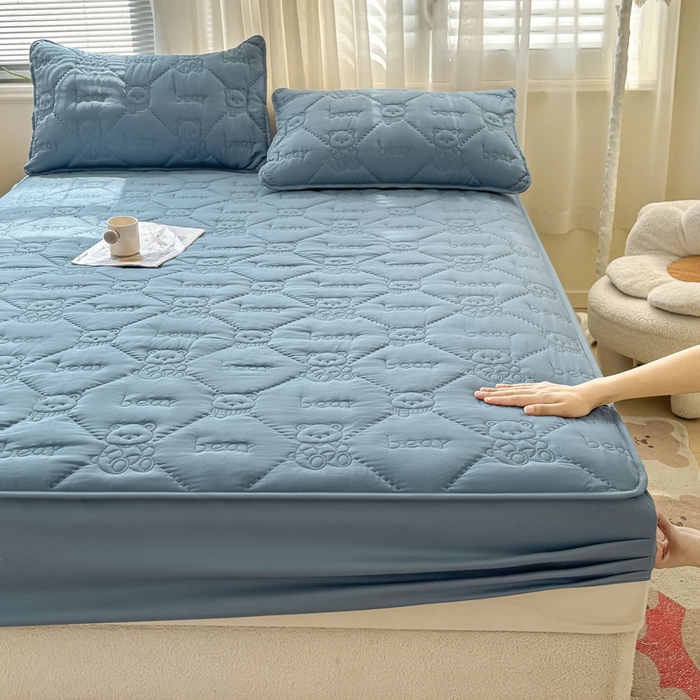 91家纺网 家纺一手货源 找家纺 LIFE.丽芙 2025新款磨毛单件超声波小熊夹棉床笠三件套 小熊夹棉床笠-宾利蓝