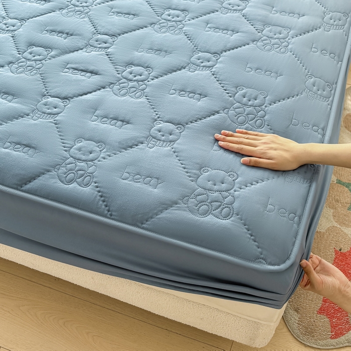 91家纺网 家纺一手货源 找家纺 LIFE.丽芙 2025新款磨毛单件超声波小熊夹棉床笠三件套 小熊夹棉床笠-宾利蓝