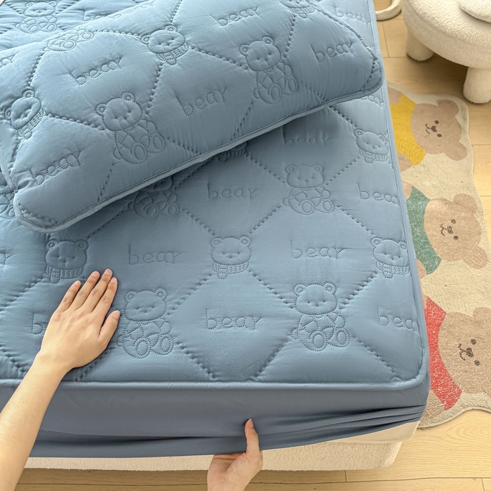 91家纺网 家纺一手货源 找家纺 LIFE.丽芙 2025新款磨毛单件超声波小熊夹棉床笠三件套 小熊夹棉床笠-宾利蓝