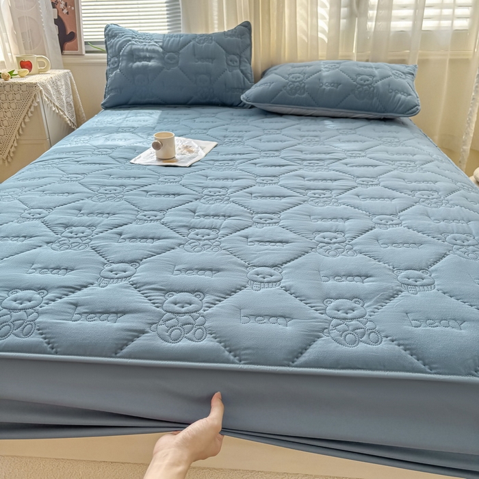 91家纺网 家纺一手货源 找家纺 LIFE.丽芙 2025新款磨毛单件超声波小熊夹棉床笠三件套 小熊夹棉床笠-宾利蓝