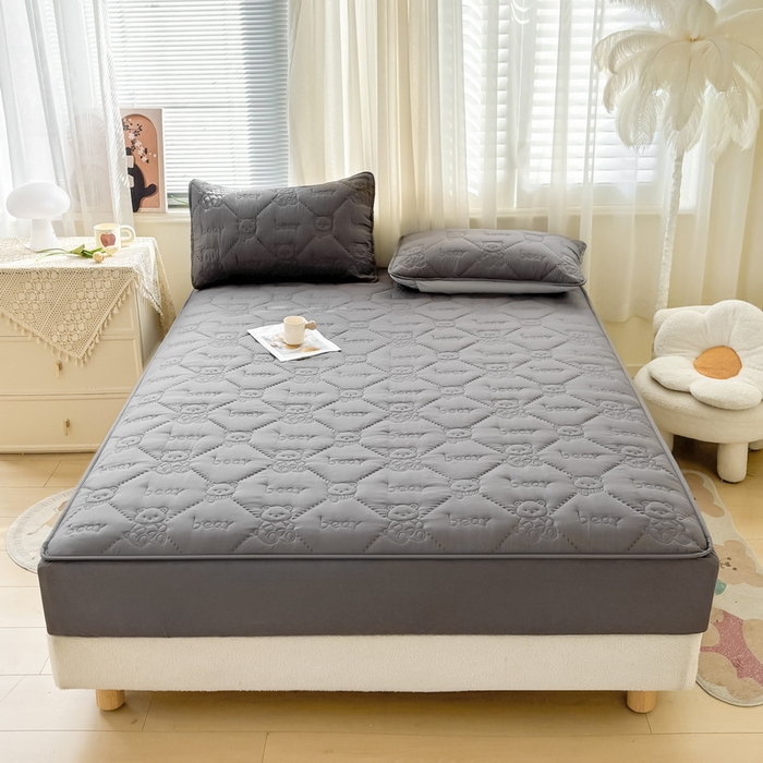 91家纺网 家纺一手货源 找家纺 LIFE.丽芙 2025新款磨毛单件超声波小熊夹棉床笠三件套 小熊夹棉床笠-高级灰