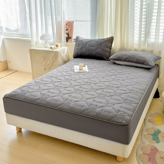 91家纺网 家纺一手货源 找家纺 LIFE.丽芙 2025新款磨毛单件超声波小熊夹棉床笠三件套 小熊夹棉床笠-高级灰