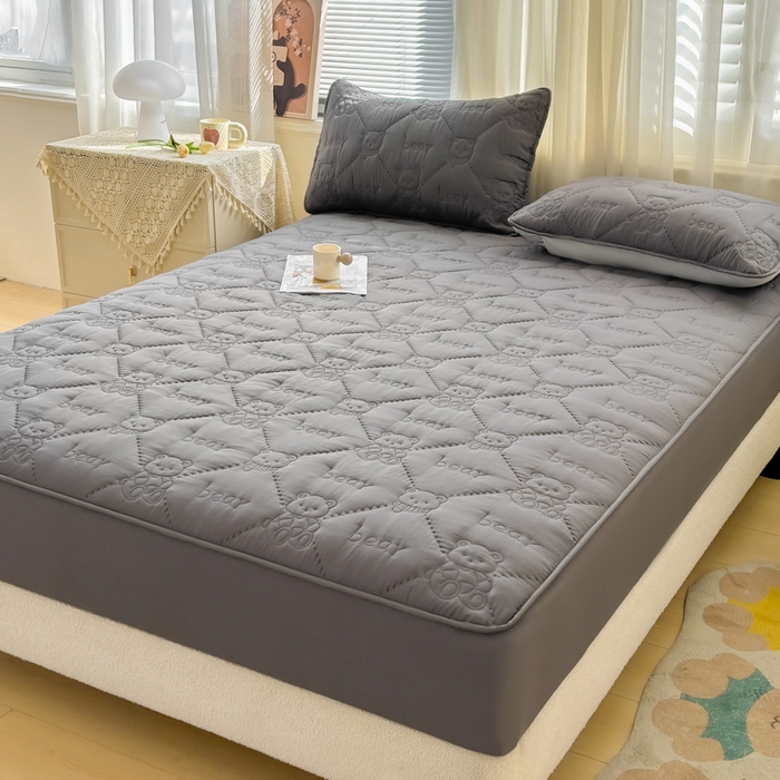 91家纺网 家纺一手货源 找家纺 LIFE.丽芙 2025新款磨毛单件超声波小熊夹棉床笠三件套 小熊夹棉床笠-高级灰