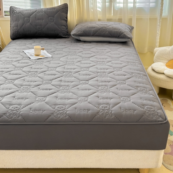 91家纺网 家纺一手货源 找家纺 LIFE.丽芙 2025新款磨毛单件超声波小熊夹棉床笠三件套 小熊夹棉床笠-高级灰