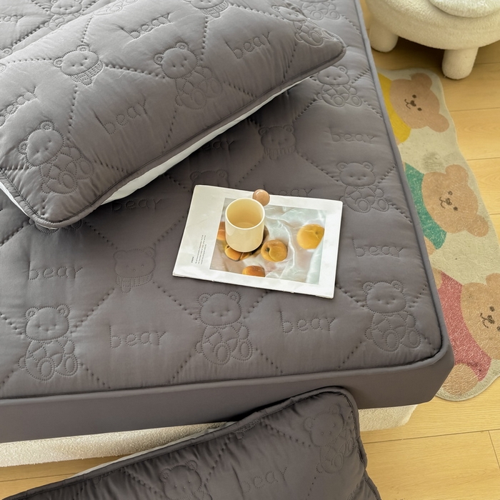 91家纺网 家纺一手货源 找家纺 LIFE.丽芙 2025新款磨毛单件超声波小熊夹棉床笠三件套 小熊夹棉床笠-高级灰