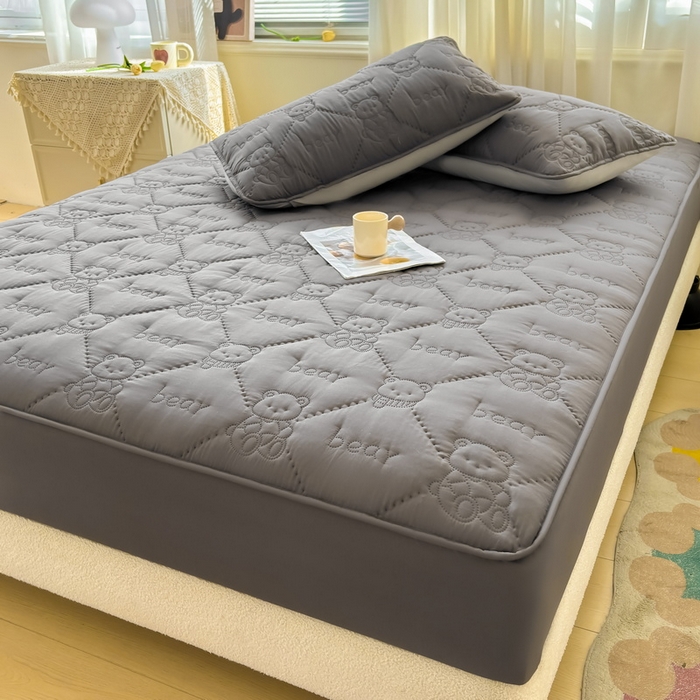 91家纺网 家纺一手货源 找家纺 LIFE.丽芙 2025新款磨毛单件超声波小熊夹棉床笠三件套 小熊夹棉床笠-高级灰