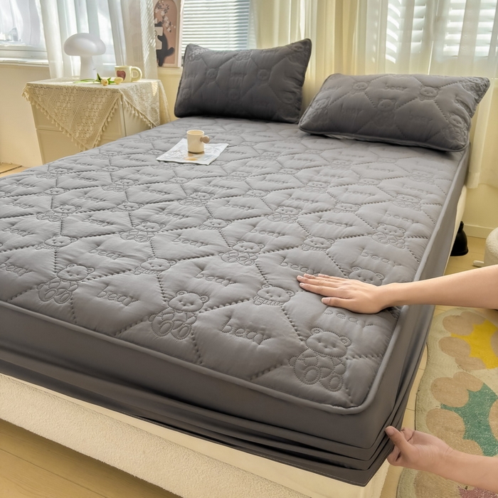 91家纺网 家纺一手货源 找家纺 LIFE.丽芙 2025新款磨毛单件超声波小熊夹棉床笠三件套 小熊夹棉床笠-高级灰