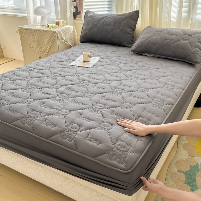 91家纺网 家纺一手货源 找家纺 LIFE.丽芙 2025新款磨毛单件超声波小熊夹棉床笠三件套 小熊夹棉床笠-高级灰