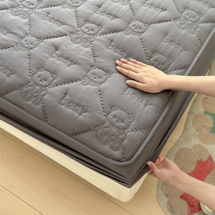 91家纺网 家纺一手货源 找家纺 LIFE.丽芙 2025新款磨毛单件超声波小熊夹棉床笠三件套 小熊夹棉床笠-高级灰