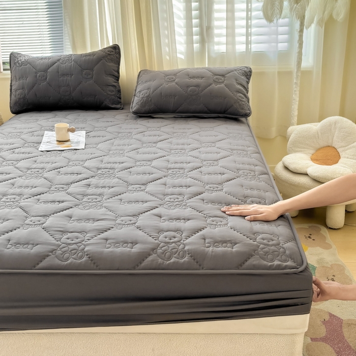 91家纺网 家纺一手货源 找家纺 LIFE.丽芙 2025新款磨毛单件超声波小熊夹棉床笠三件套 小熊夹棉床笠-高级灰