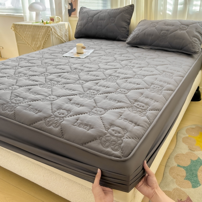 91家纺网 家纺一手货源 找家纺 LIFE.丽芙 2025新款磨毛单件超声波小熊夹棉床笠三件套 小熊夹棉床笠-高级灰