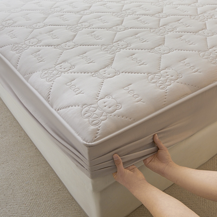 91家纺网 家纺一手货源 找家纺 （总）LIFE.丽芙 2025新款磨毛单件超声波小熊夹棉防水床笠三件套