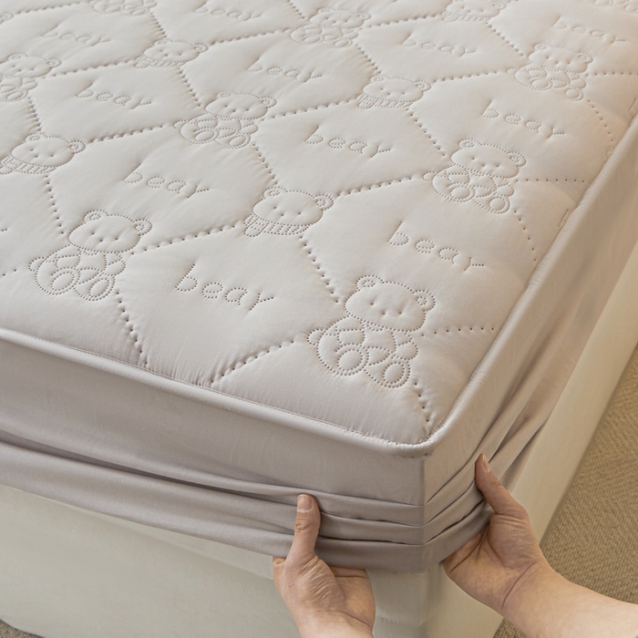 91家纺网 家纺一手货源 找家纺 （总）LIFE.丽芙 2025新款磨毛单件超声波小熊夹棉防水床笠三件套