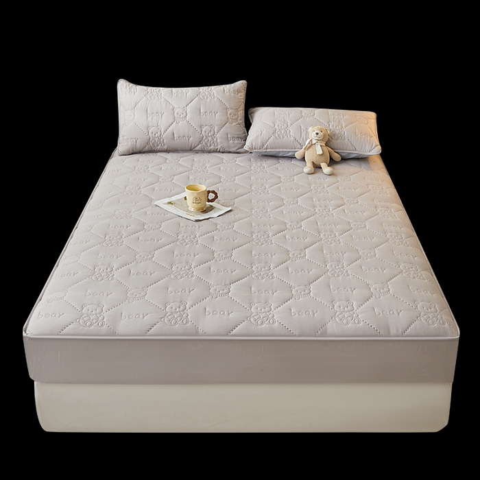 91家纺网 家纺一手货源 找家纺 （总）LIFE.丽芙 2025新款磨毛单件超声波小熊夹棉防水床笠三件套