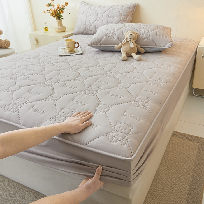 91家纺网 家纺一手货源 找家纺 （总）LIFE.丽芙 2025新款磨毛单件超声波小熊夹棉防水床笠三件套